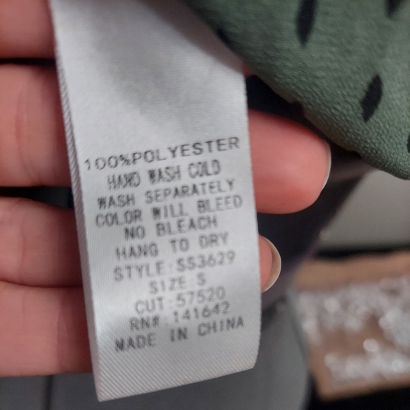 She &Sky Pleated Blouse - Picture 4 of 5